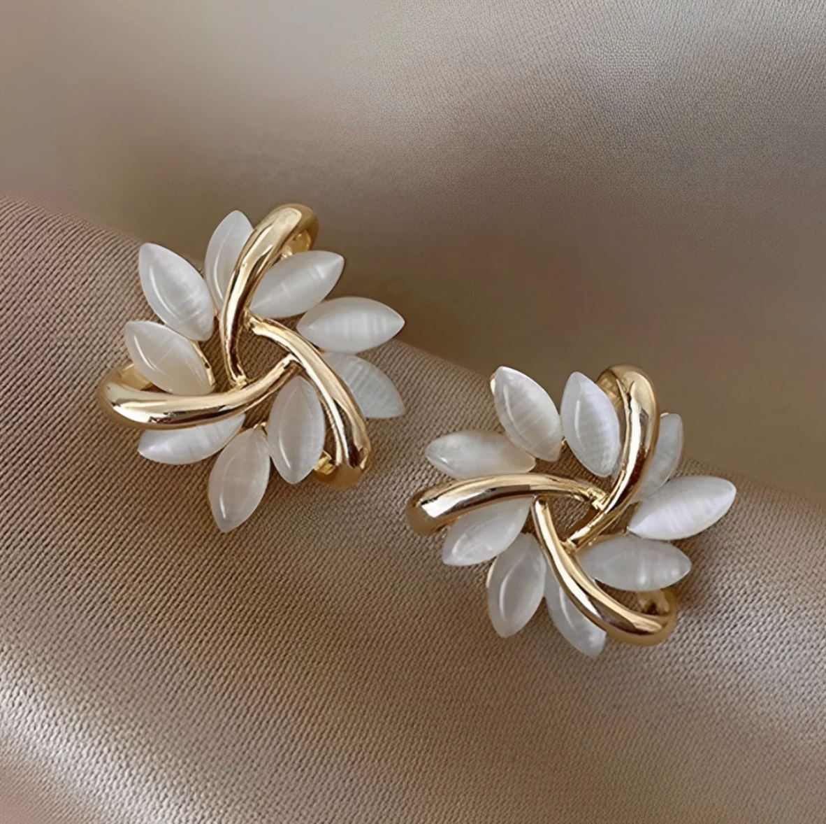 Lily - Opaal Maan-Bloembladeren Oorbellen
